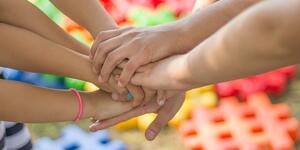 hands-g2cad37213_640