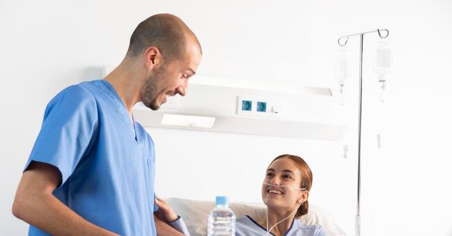 medium-shot-nurse-holding-food-tray
