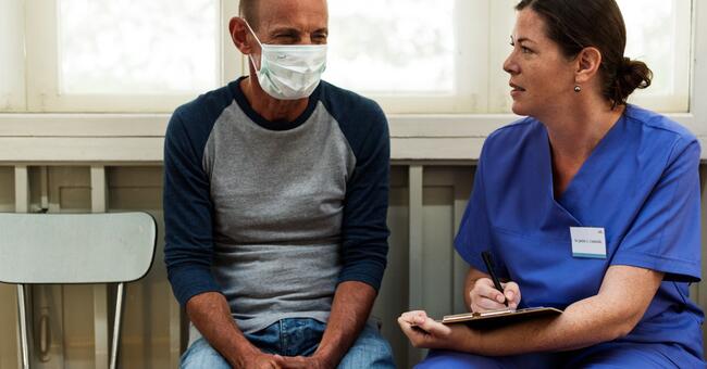 doctor-is-asking-patient-symptom