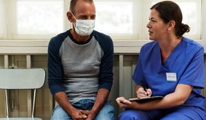 doctor-is-asking-patient-symptom